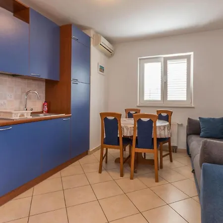 Lovely In With Kitchen Apartman